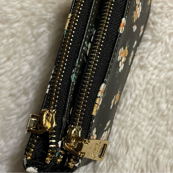 Wrist Wallet - Picture 3 of 4